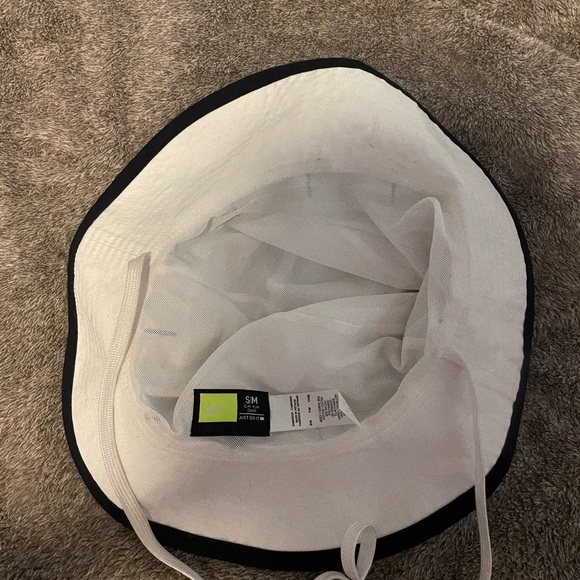 Nike Elegance: Black & White Boonie Bucket Hat – Unleash Your Style! - Picture 1 of 2